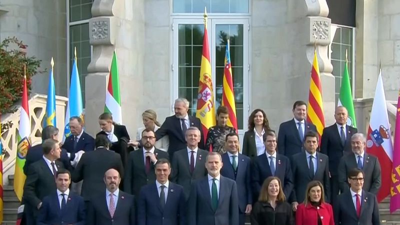 Felipe VI saluda a los líderes autonómicos en la Cumbre de presidentes de Santander