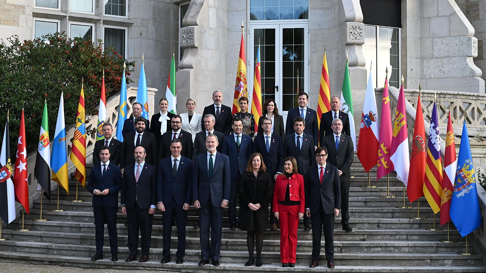 Felipe VI saluda a los líderes autonómicos en la Cumbre de presidentes de Santander