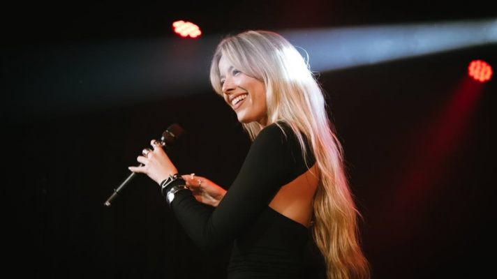 Telediario 1 - La cantante Marina Reche continúa con su gira a base de pop melancólico