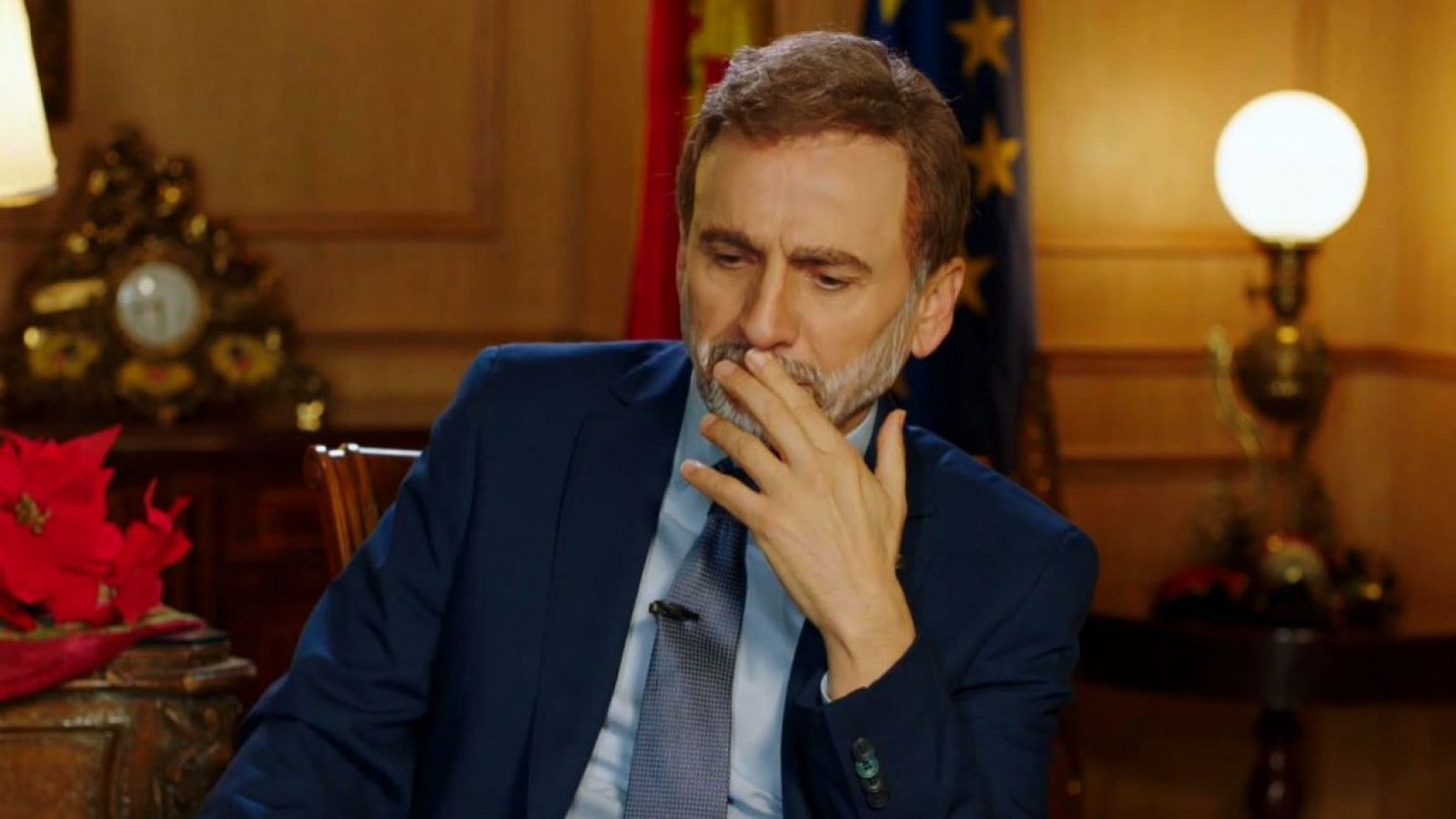 Una Inteligencia Artificial creada por la Unión Europea aparta a los políticos españoles y les obliga a convertirse en cómico. Vive el especial de Mota en RTVE