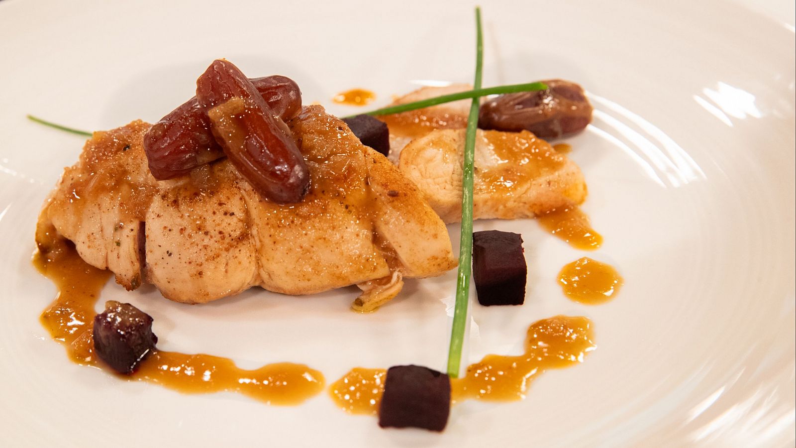 Pavo asado con dátiles y humus de zanahoria y batatas - Saber vivir | Ver