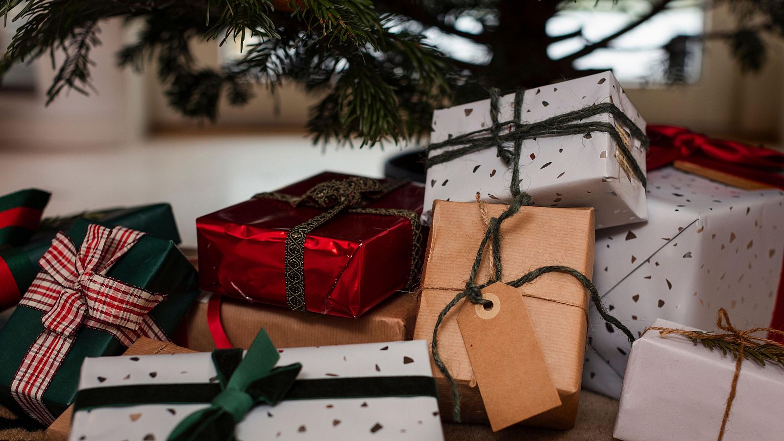 Los españoles gastarán 683 euros en estas Navidades, un 8% menos - Telediario 1 | Ver