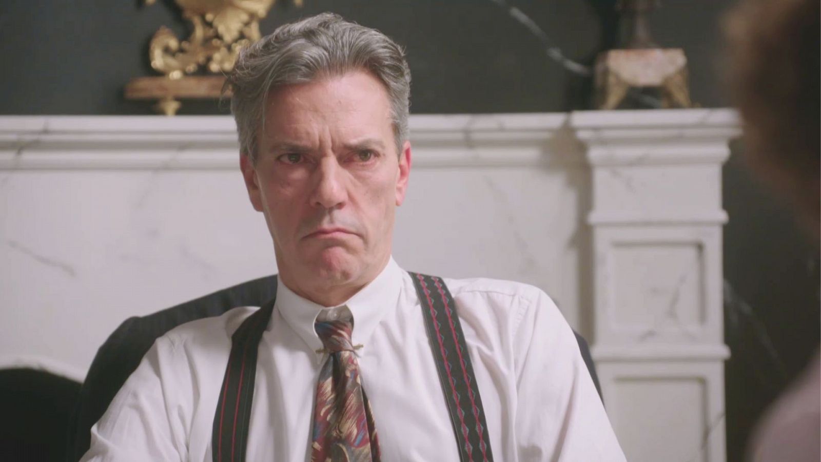 Maruja le desvela a Emiliano quién es su amante - Salón de té La Moderna | Ver