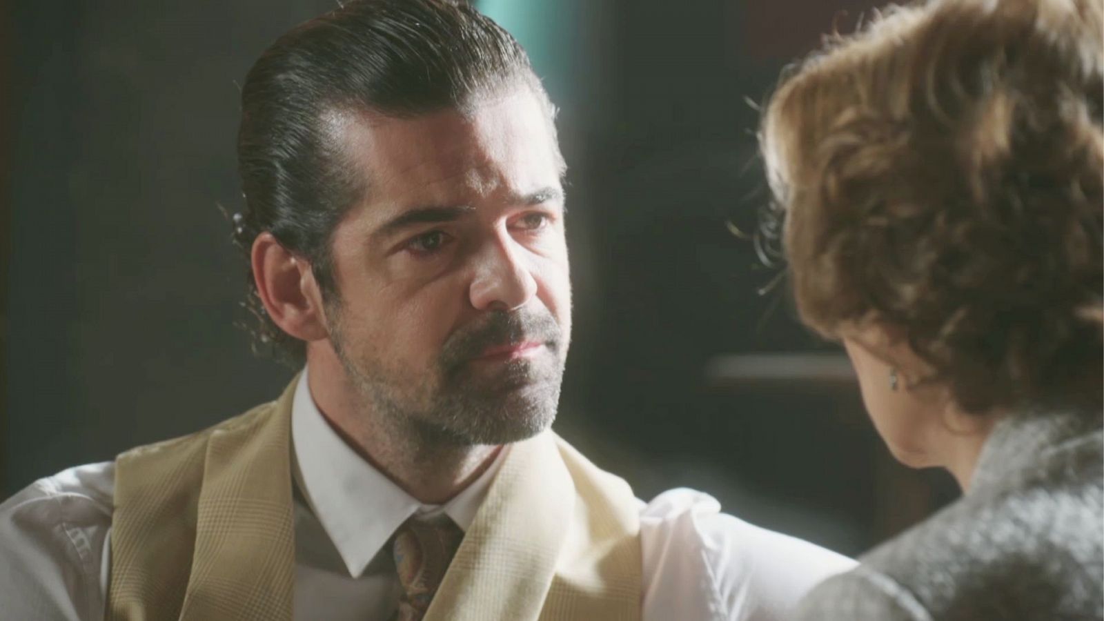 Emiliano apunta con una pistola a César y Maruja - Salón de té La Moderna | Ver