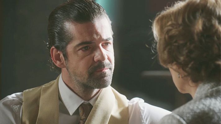 Salón de té La Moderna - Emiliano apunta con una pistola a César y Maruja