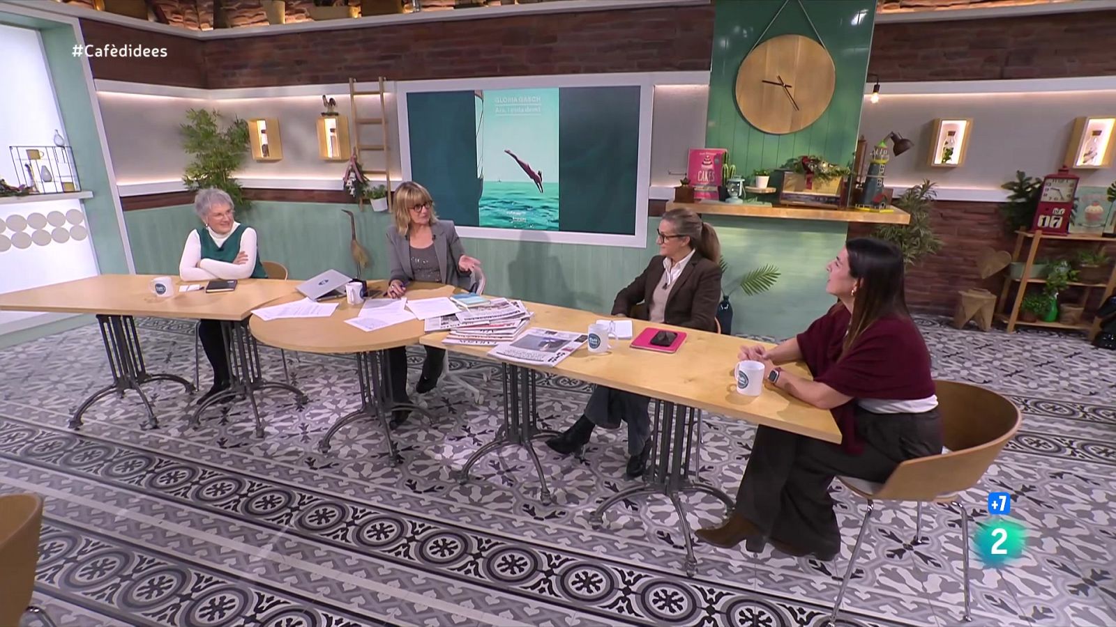 Gemma Nierga entrevista el secretari general de Vox. Parlem amb el secretari general de la UGT de Catalunya. I coneixem la novel·la de Glòria Gasch