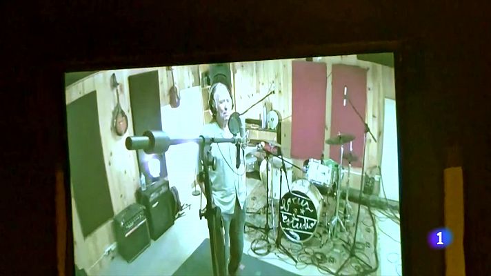 L'Informatiu - Serrat torna a gravar 'Paraules d'Amor' amb Al·lèrgiques al Pol·len i Ven'nus