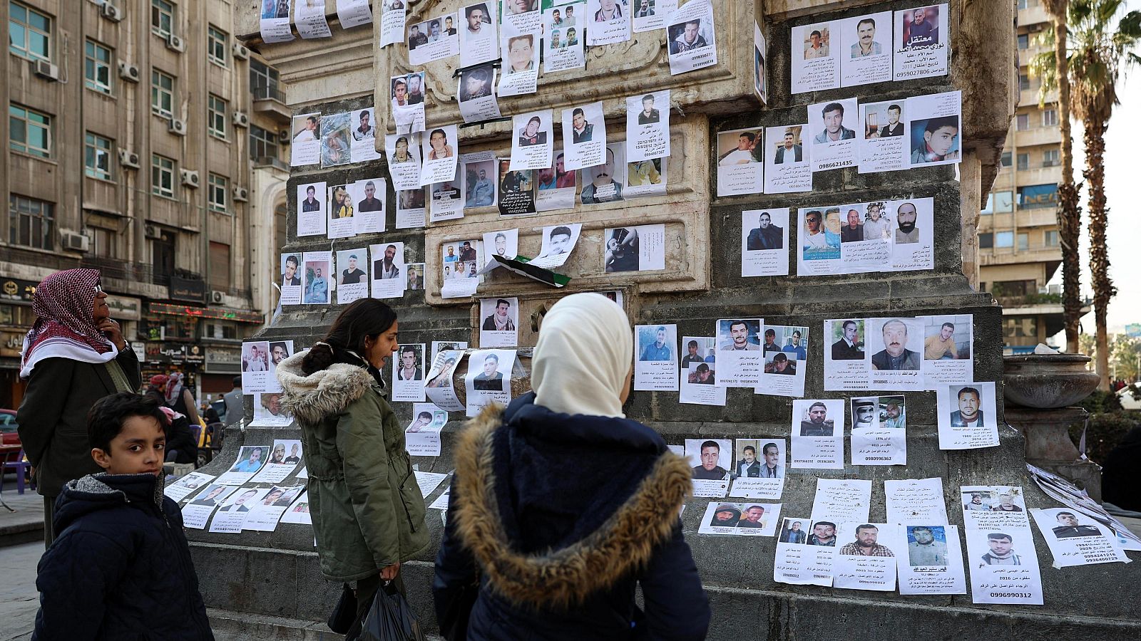 Los desaparecidos de fosas comunes de Siria: "Tuve que enterrar a unos 60 hombres yo solo"