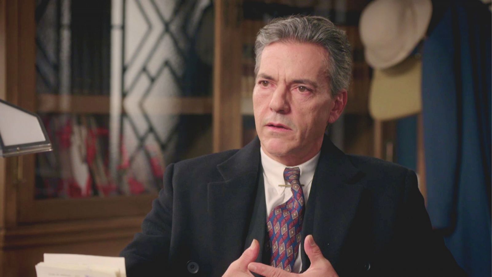 Lázara recibe órdenes de Emiliano para acabar con César - Salón de té La Moderna | Ver