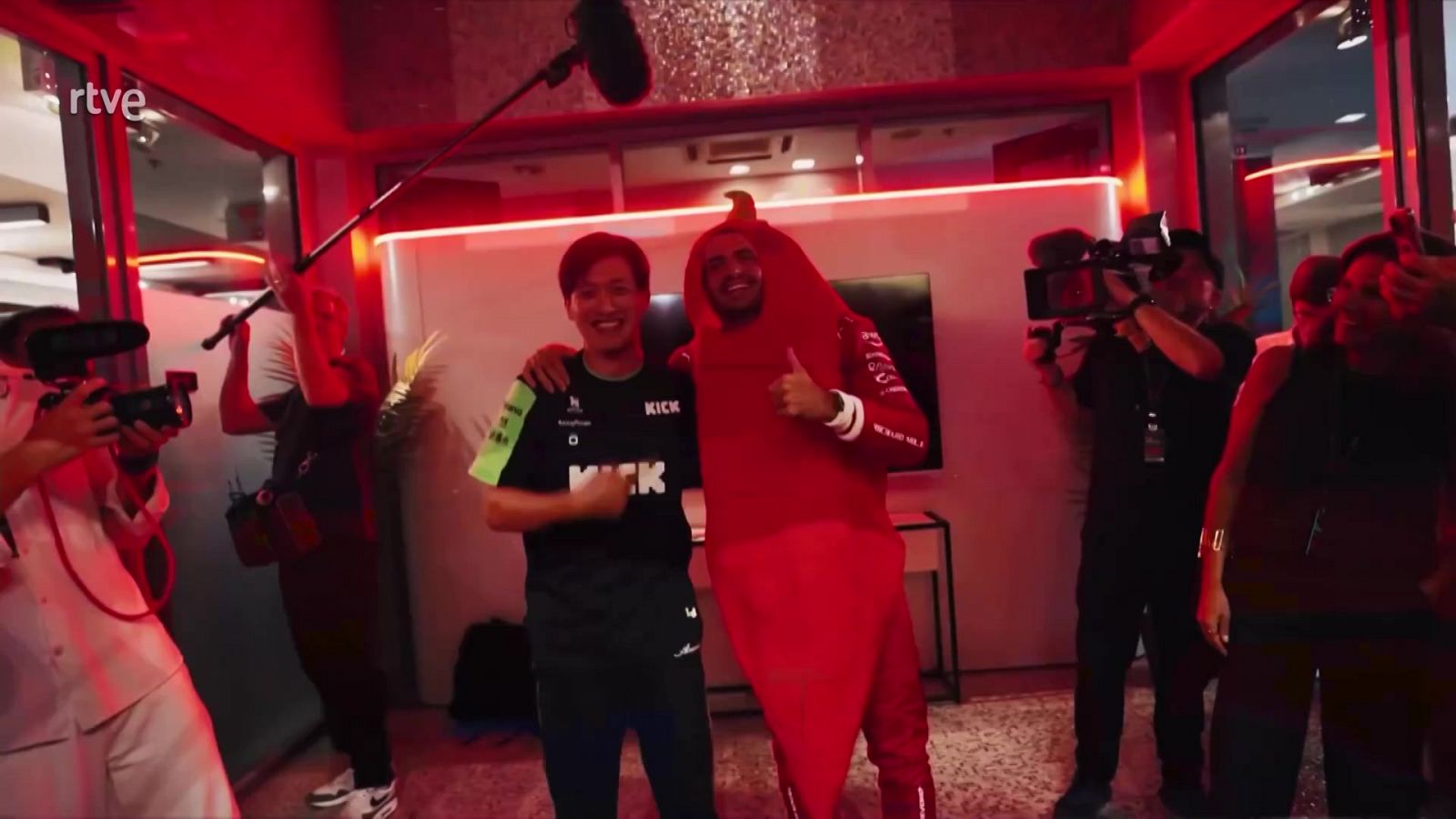 Carlos Sainz se despide de Ferrari con su padre y disfrazado - Telediario 1 | Ver