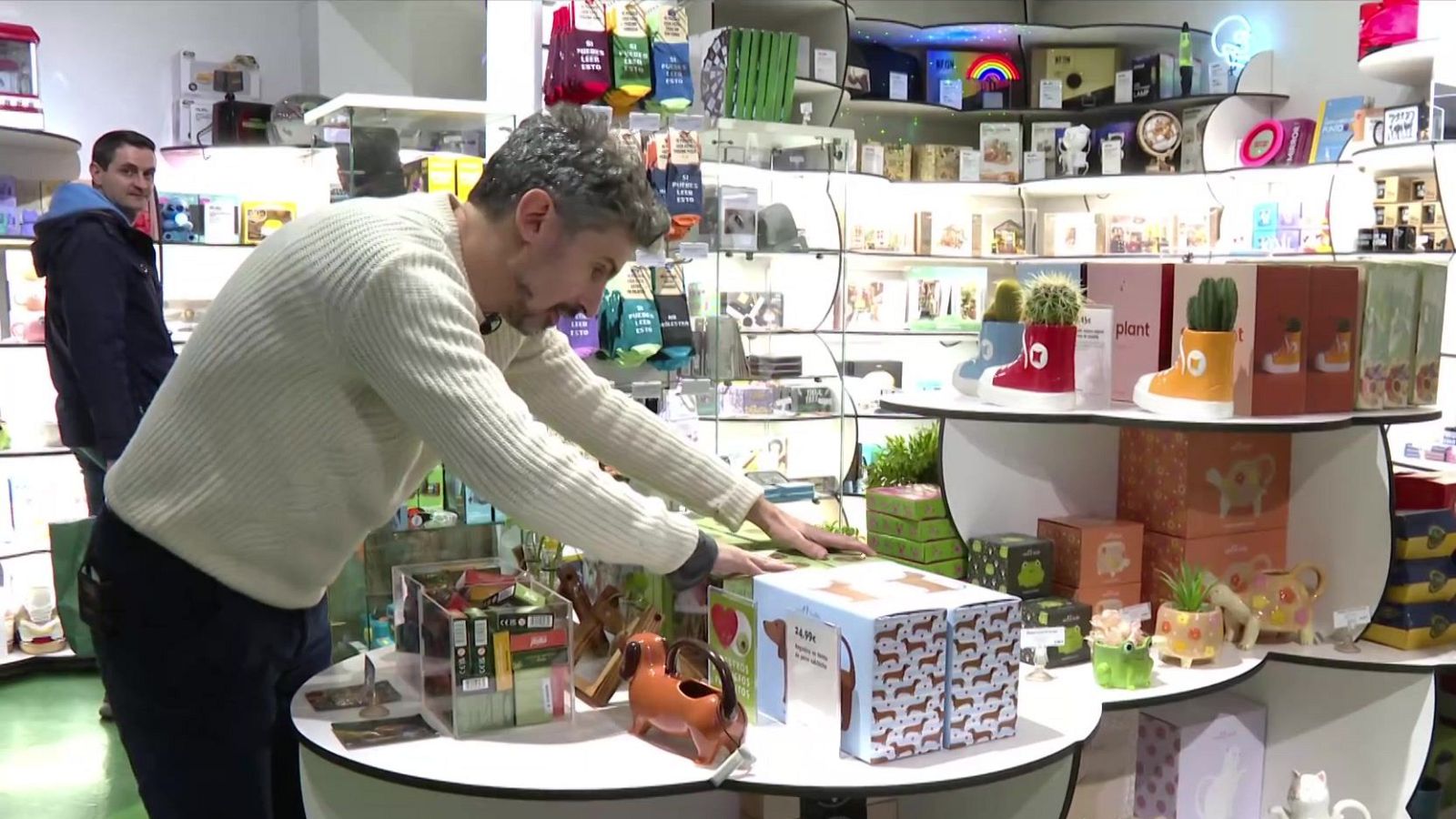 'El amigo invisible', una tradición que vuelve por Navidad - Telediario 1 | Ver