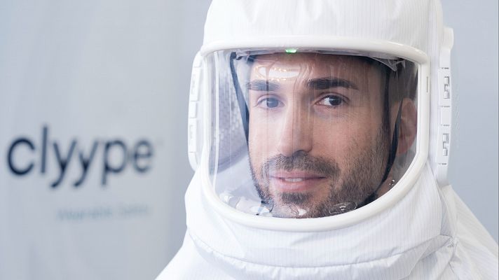 Telediario 2 - Expertos en Girona diseñan un casco 100 veces más efectivo que una mascarilla convencional