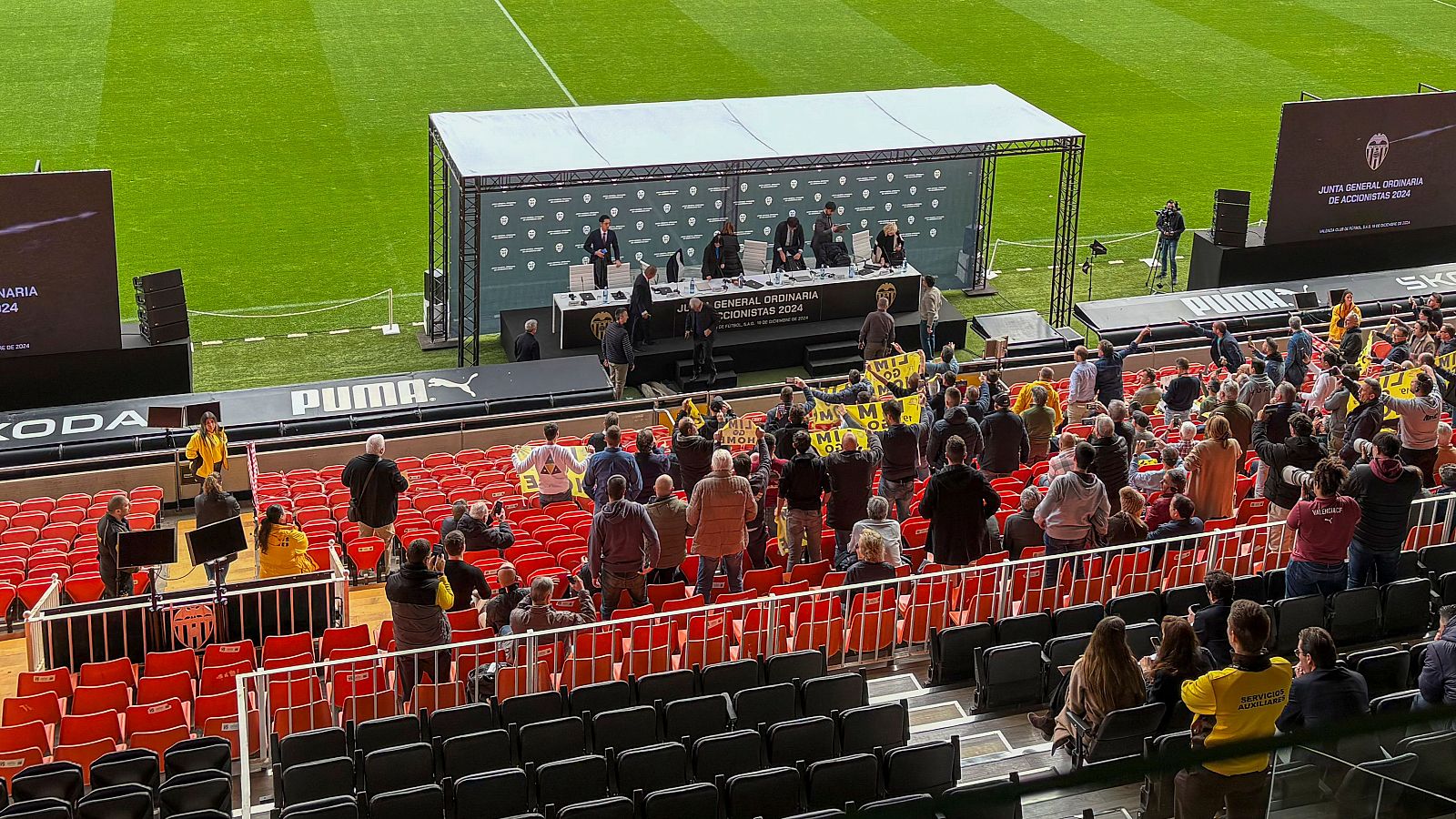 El Valencia CF suspende la Junta Ordinaria de Accionistas por las protestas contra la gestión del club