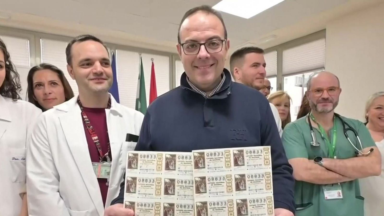 Un "gracias" en forma de décimo tras salvarle la vida | Ver