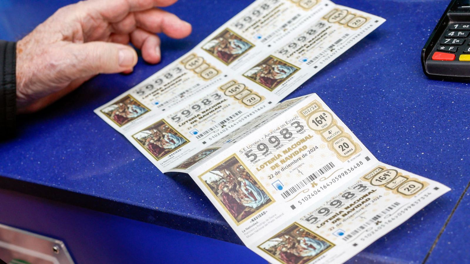 Seis chicos de Sevilla devuelven 70 décimos y más de mil euros | Ver