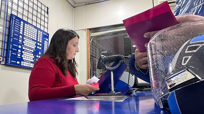 Carmen Rodríguez, lotera en Paiporta: \"Me dio mucho miedo volver a abrir\" | Ver