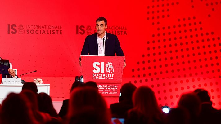 Sánchez acusa a la derecha de "comprar" el "discurso de odio" y pide defender la democracia