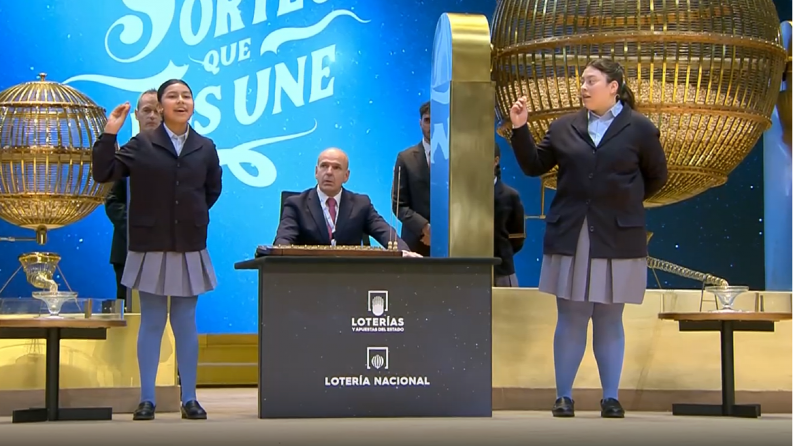 Una niña de San Ildefonso canta un falso Gordo - Lotería de Navidad | Ver