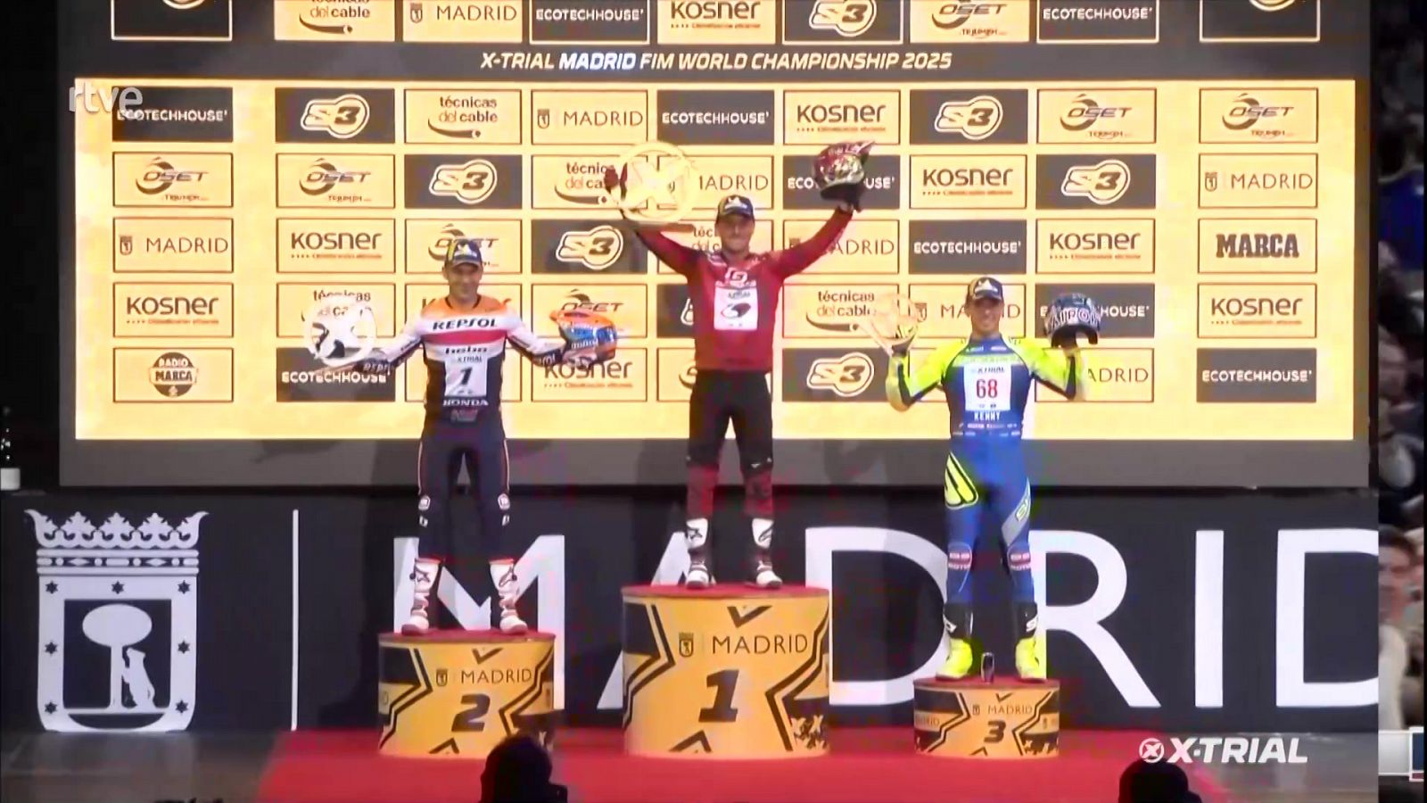 Toni Bou cae ante Busto en la prueba de trail indoor de Madrid | Ver