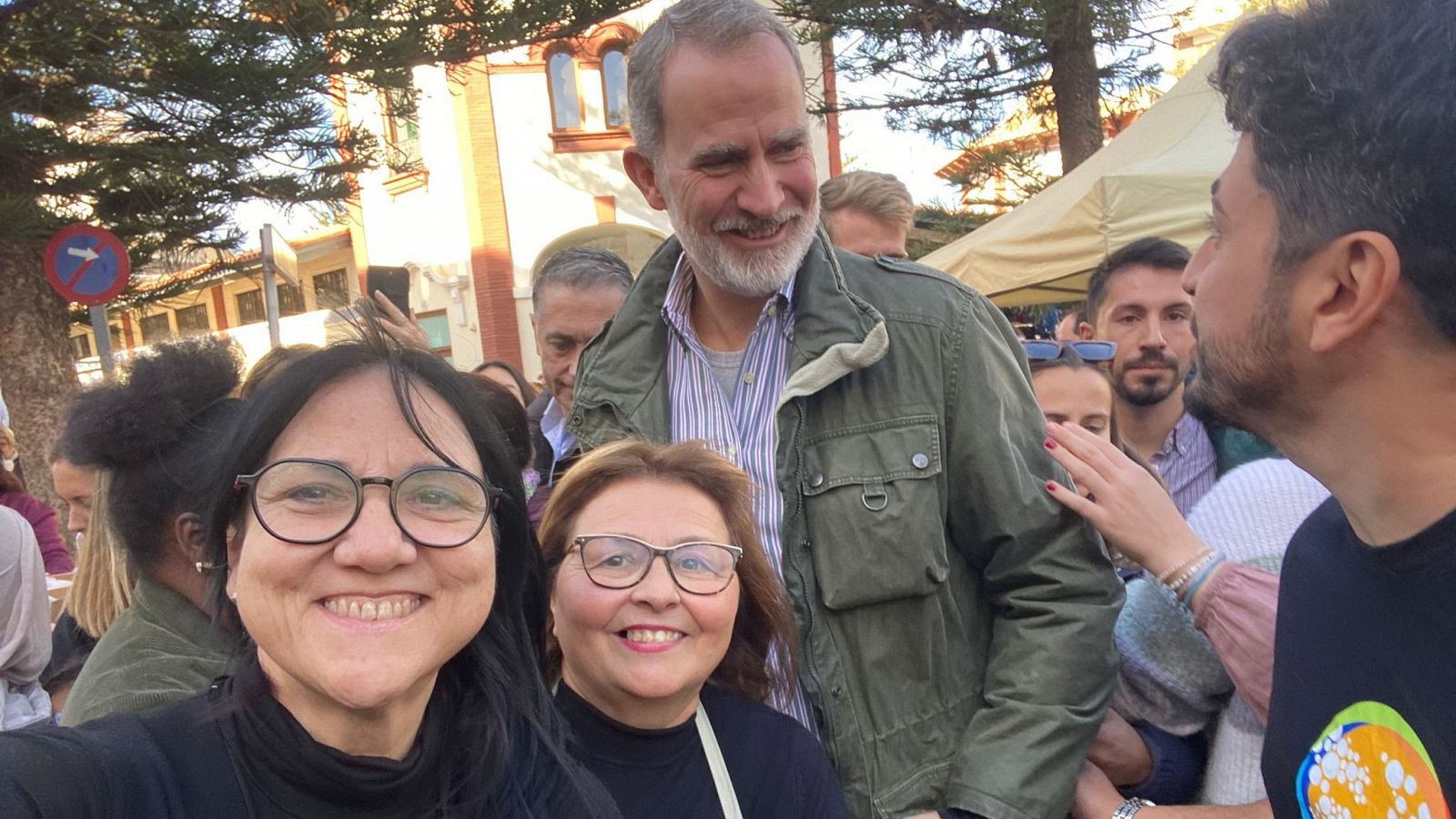 La familia real visita por sorpresa Catarroja, zona cero de la dana