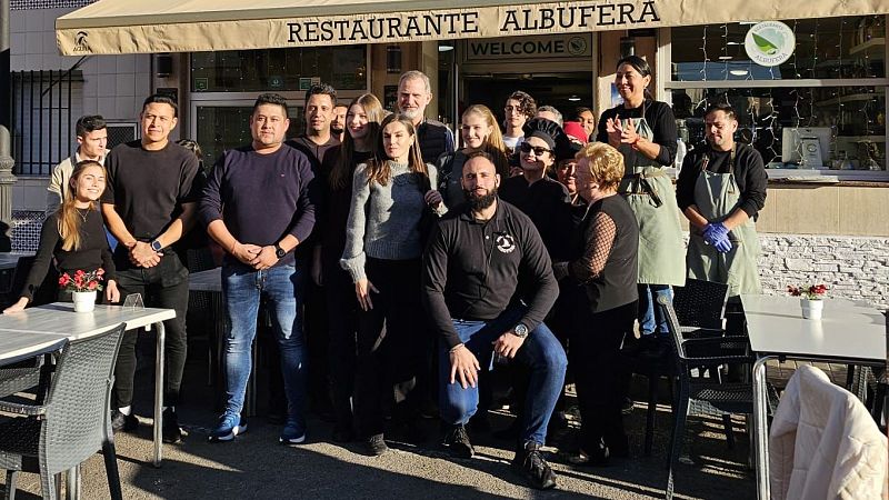 Los reyes visitan por sorpresa varios pueblos afectados por la dana | Ver