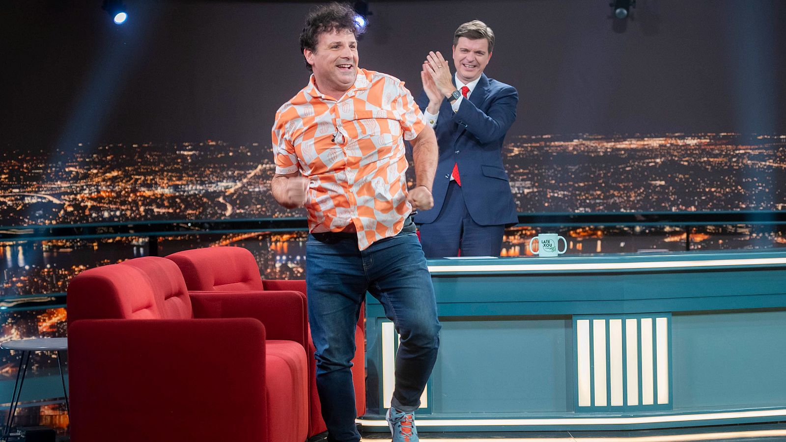 Ángel Carmona nos presenta 'Cachitos love the 90s' - Late Xou con Marc Giró | Ver