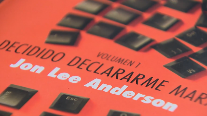 Telediario 1 - El periodista Jon Lee Anderson reúne cinco décadas de reportajes en su libro 'He decidido declararme marxista'