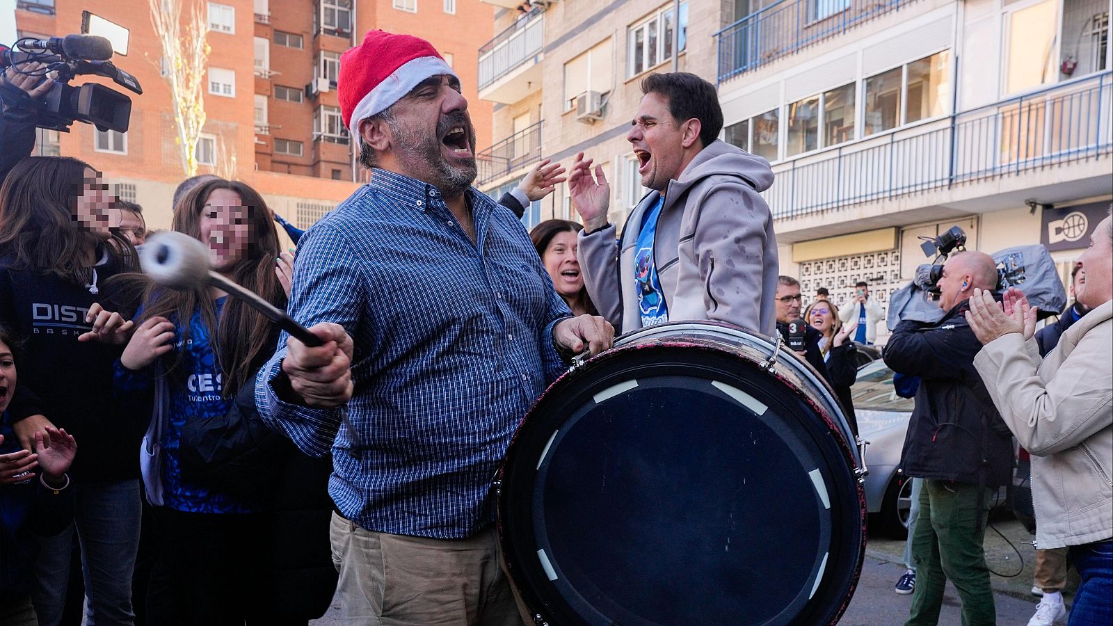 En San Blas, los agraciados siguen celebrando el premio de la Lotería de Navidad - Telediario 1 | Ver