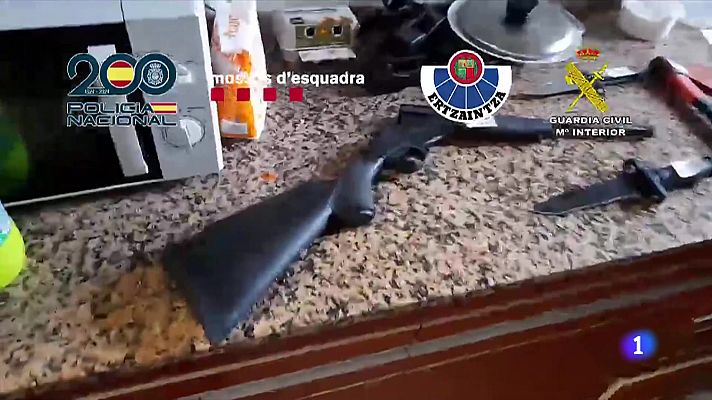 L'Informatiu - Cau un grup criminal que es feia passar per entitats bancàries amb 1.200 víctimes