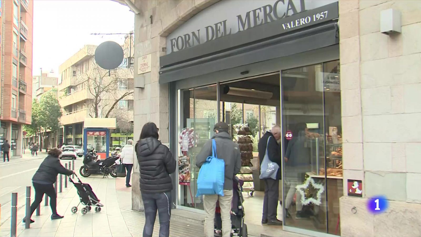 Mercats i botigues d'alimentació a vessar per les compres dels àpats de Nadal