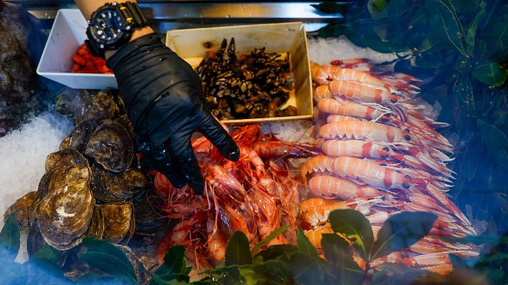 Telediario 1 - Últimas compras de Nochebuena: el marisco se dispara en la última semana y la piña y la lombarda bajan