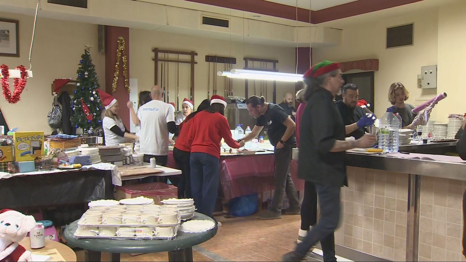 Los vecinos de Paiporta celebran Nochebuena con cenas solidarias