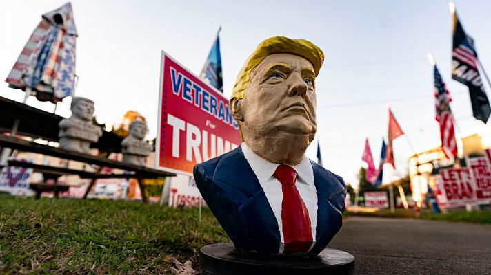 Telediario 1 - La paradoja de Trump y los aranceles: la mayoría de su 'merchandising' se fabrica en China