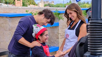 Maria Pombo se coloca el delantal de MasterChef