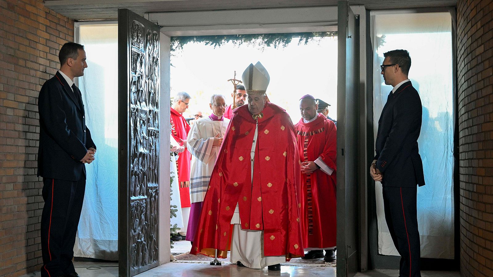 El papa Francisco abre una puerta "santa" en una cárcel de Roma