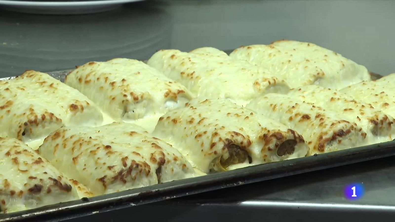 Restaurants plens i cues a botigues per recollir canelons per Sant Esteve - L'Informatiu | Veure