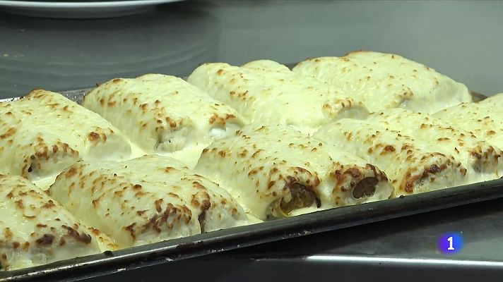 L'Informatiu - Restaurants plens i cues a botigues per recollir els tradicionals canelons per Sant Esteve