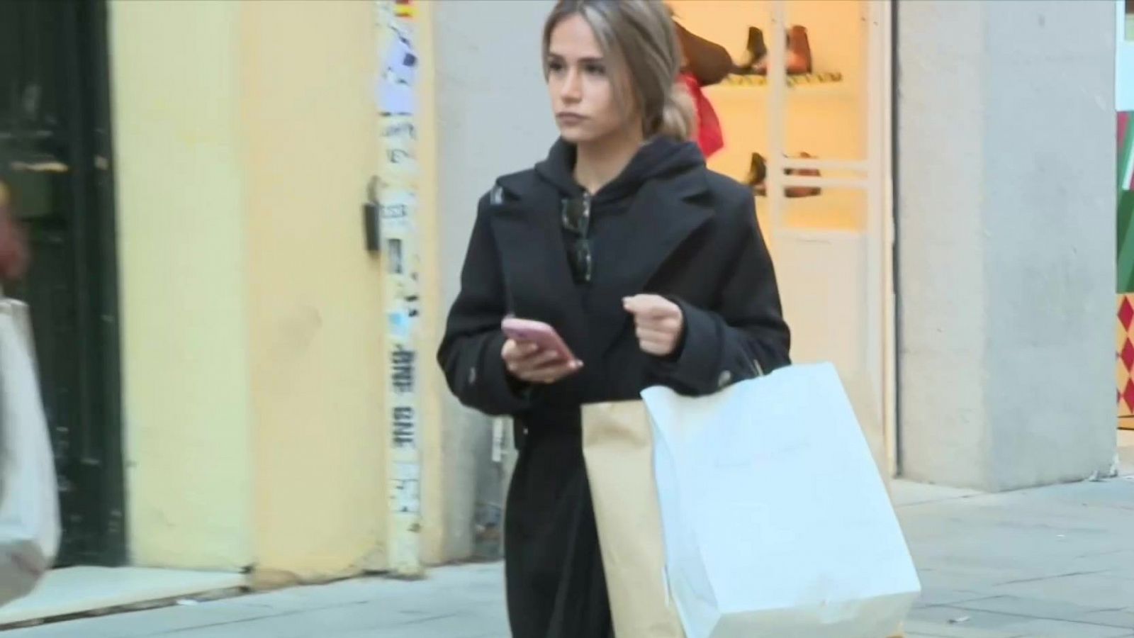 La gente vuelve a la calle con bolsas para devolver sus regalos navideños - Telediario 1 | Ver