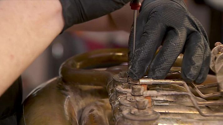 El taller que trabaja para reparar los instrumentos dañados por la DANA