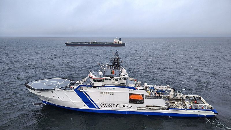 Finlandia sospecha que un petrolero ruso dañó cables submarinos - Fin de semana 24h | Ver