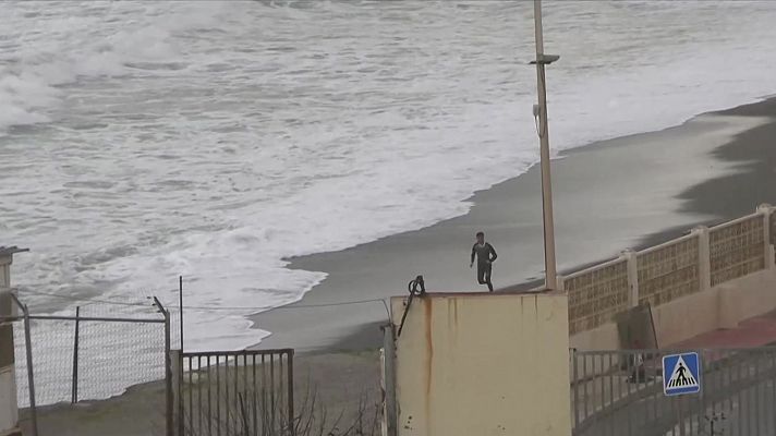 Llegan 30 menores migrantes a Ceuta aprovechando el mal tiempo y la menor vigilancia