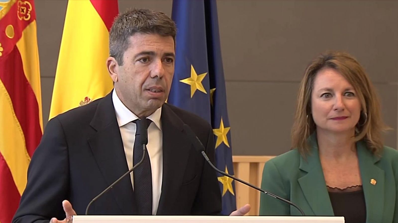 Mazón niega el cambio de versiones sobre su comida el día de la dana - Telediario 1 | Ver