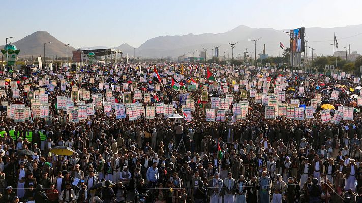 Telediario 2 - Los yemeníes se manifiestan a favor de los palestinos mientras Israel bombardea objetivos hutíes