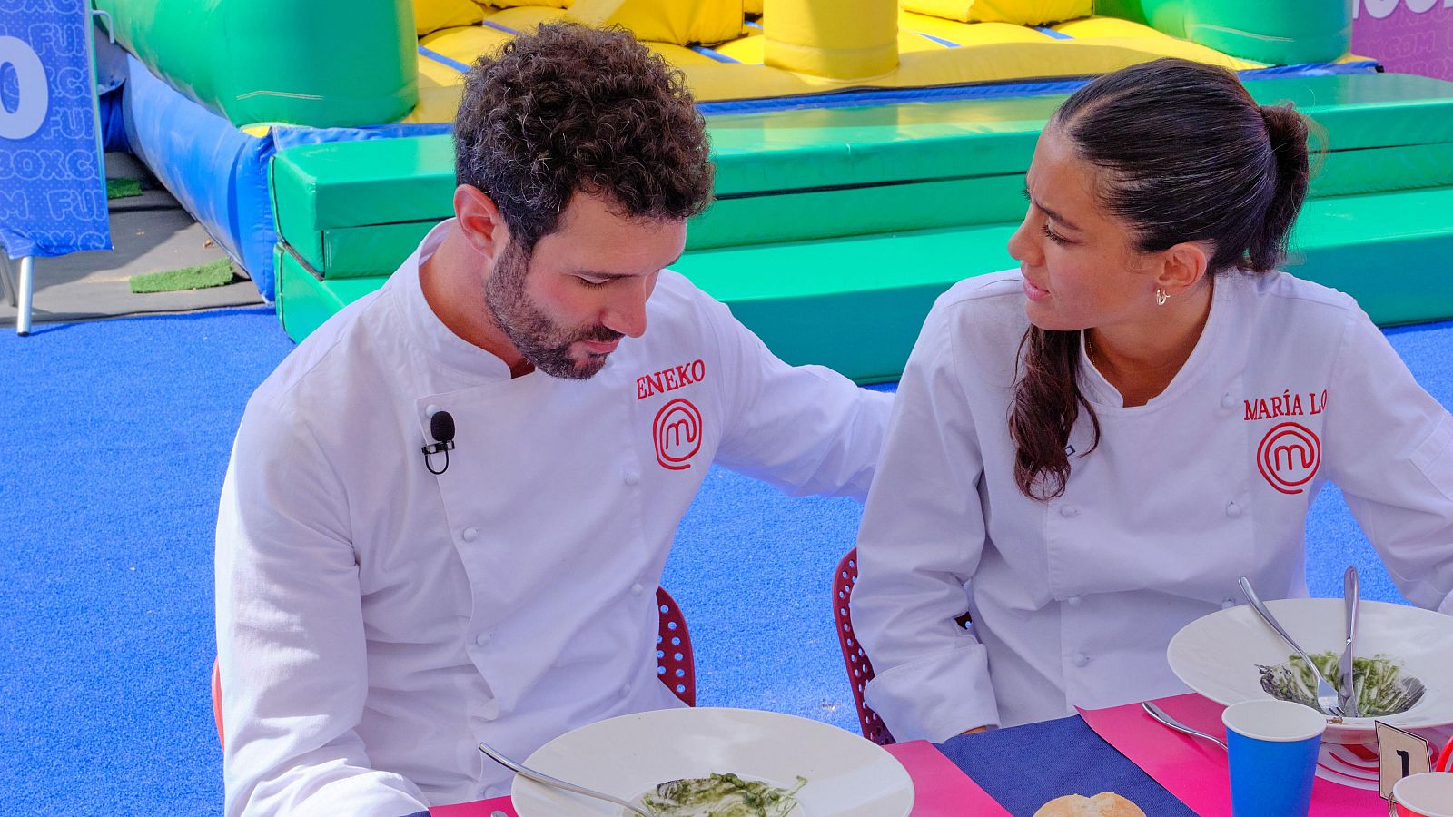 Eneko y María Lo entran en cocinas a ayudar a los aspirantes