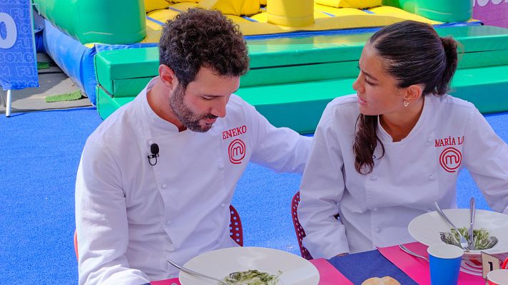 Eneko y María Lo entran en cocinas a ayudar a los aspirantes - MasterChef | Ver
