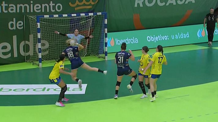 Balonmano - El clásico femenino de balonmano entre Gran Canaria y Bera Bera acaba con empate en el último segundo