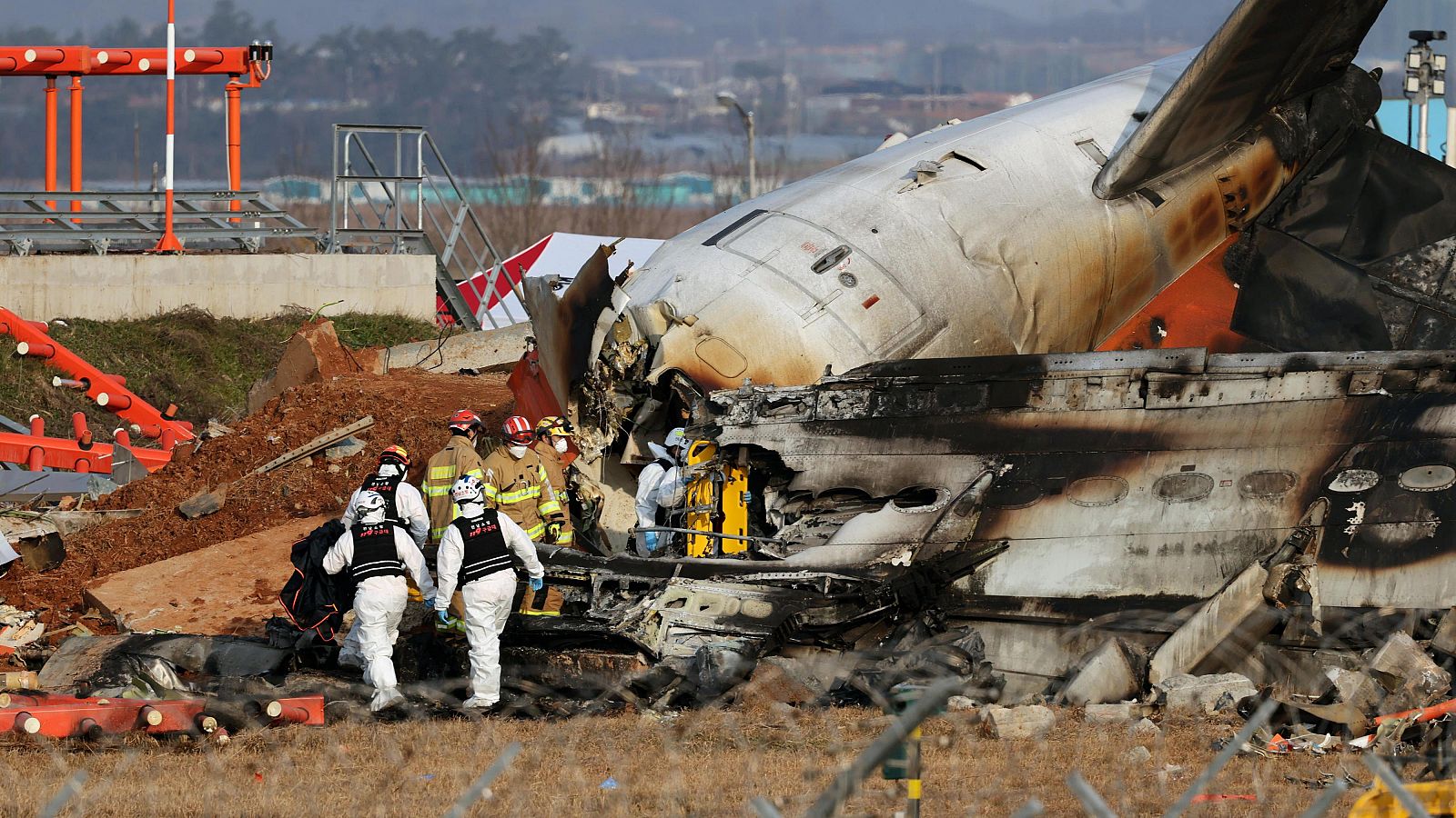 Corea del Sur: Un avión se estrella en el aeropuerto de Muan