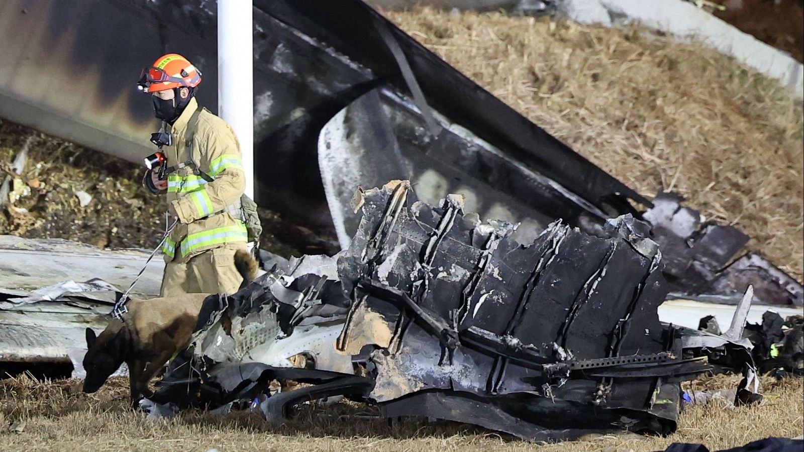 Investigan las causas del choque del avión surcoreano