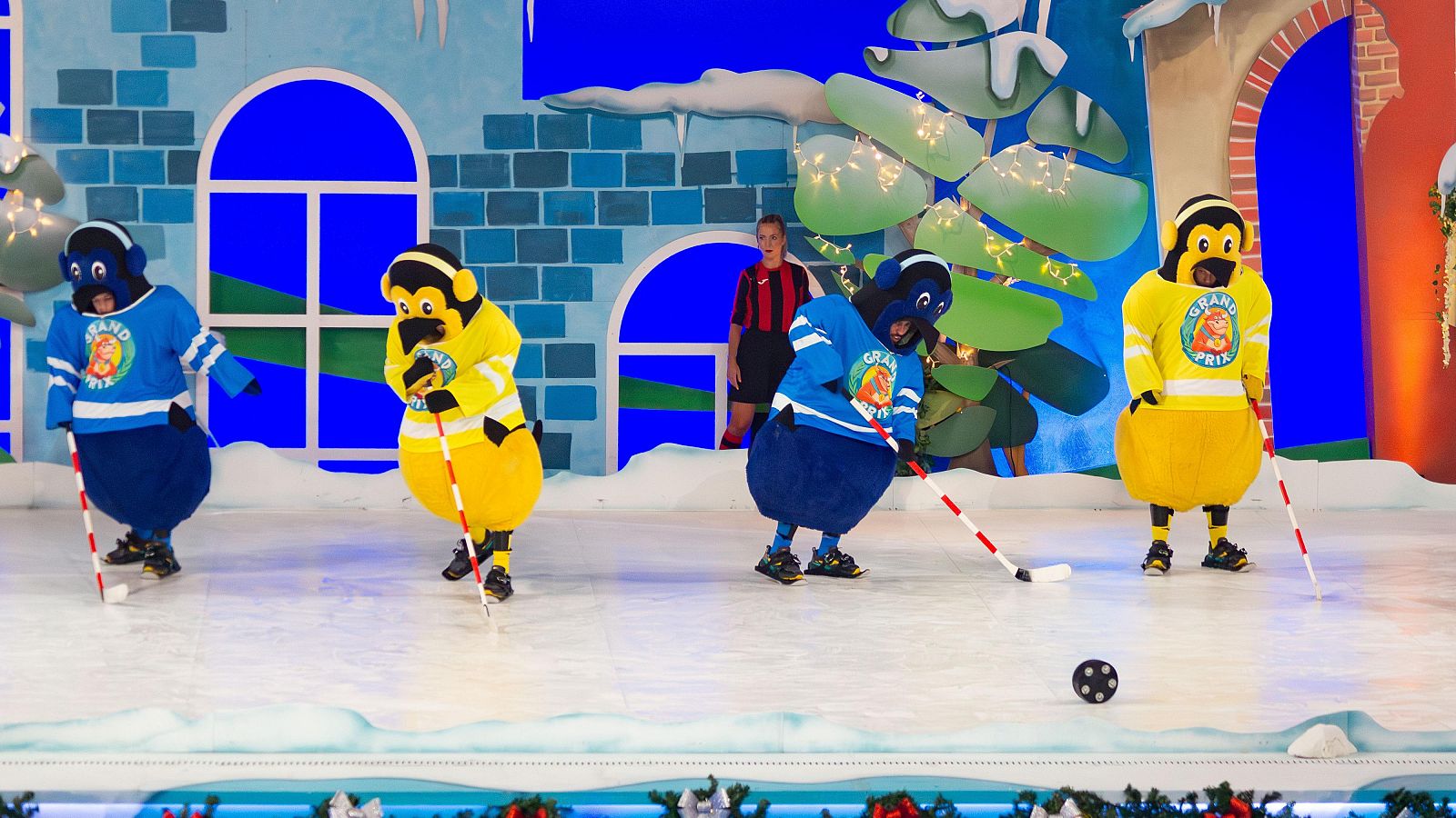 A todo Hockey: el loco partido entre pingüinos del Grand Prix Navidad | Ver