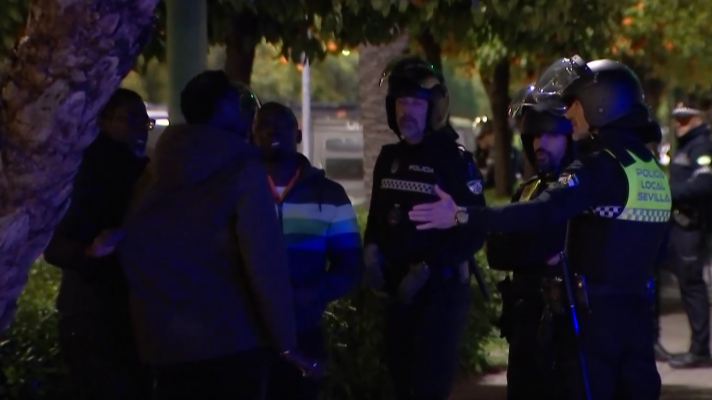 Telediario 1 - Una protesta contra la muerte de un inmigrante deja dos agentes heridos y un detenido en Sevilla